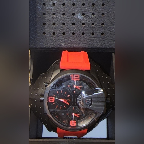 Diesel Uber Chief 2005 Three-Hand Red Silicone Watch - Picture 4 of 11